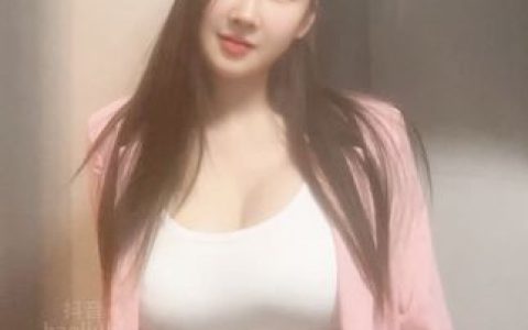 冰泉女神的伊甸园,探索她在这个虚拟世界中的独特体验