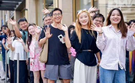 为何刚化身上海旗舰店“一日店长”,引爆华为Pura80开售日,与年轻人开启击掌仪式